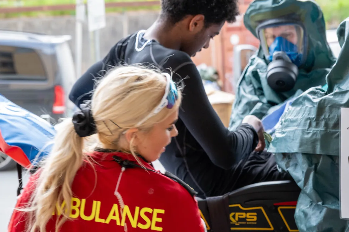 En mann i rød skjorte