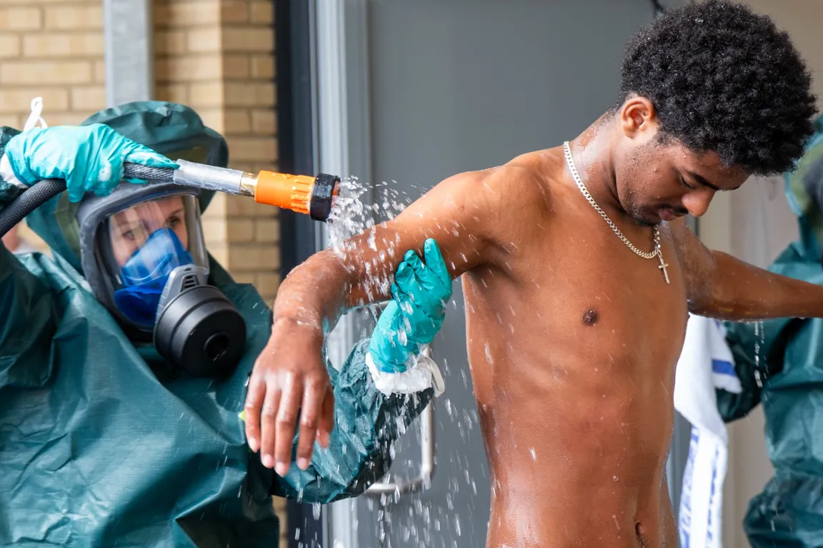 En mann som sprayer vann på en mann