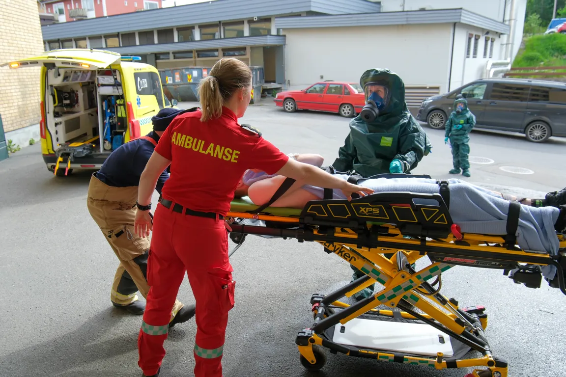 En person i rød skjorte