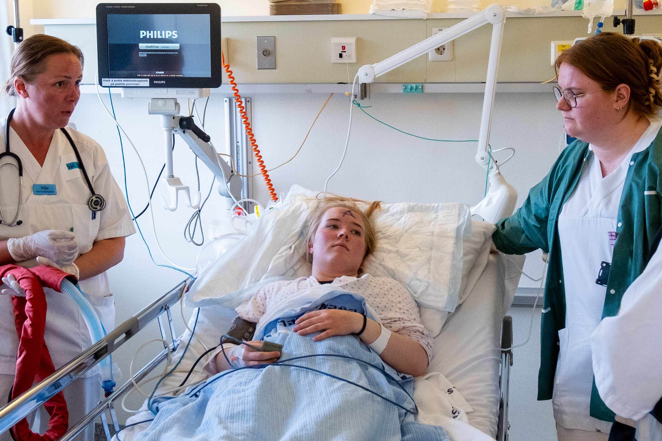 En mann i en sykehusseng