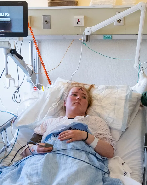 En mann i en sykehusseng