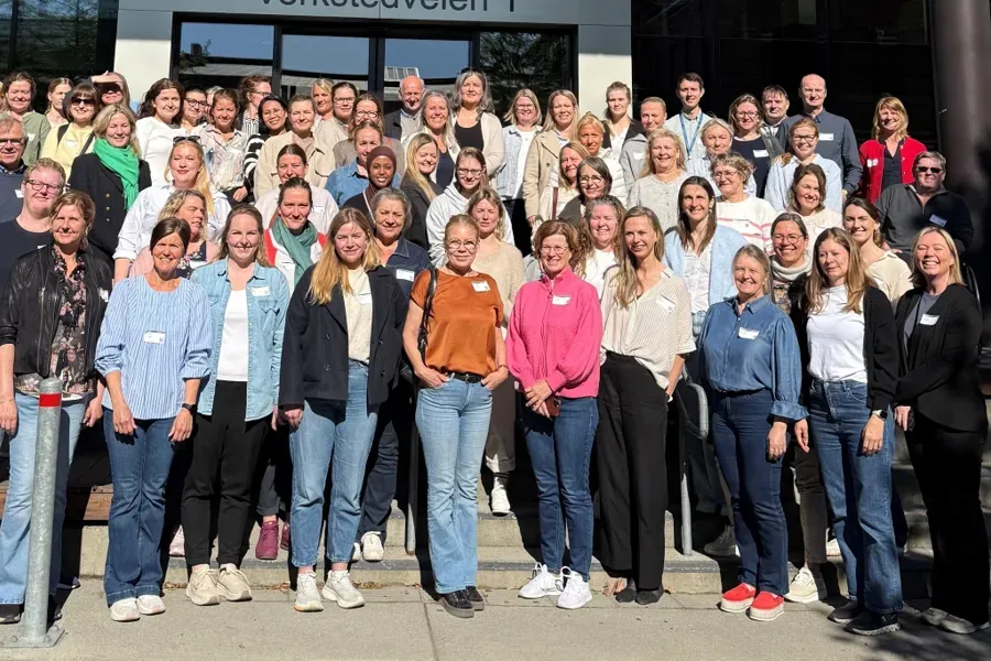 En gruppe mennesker som poserer for et bilde
