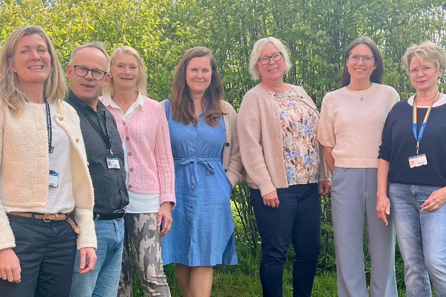En gruppe mennesker som poserer for et bilde