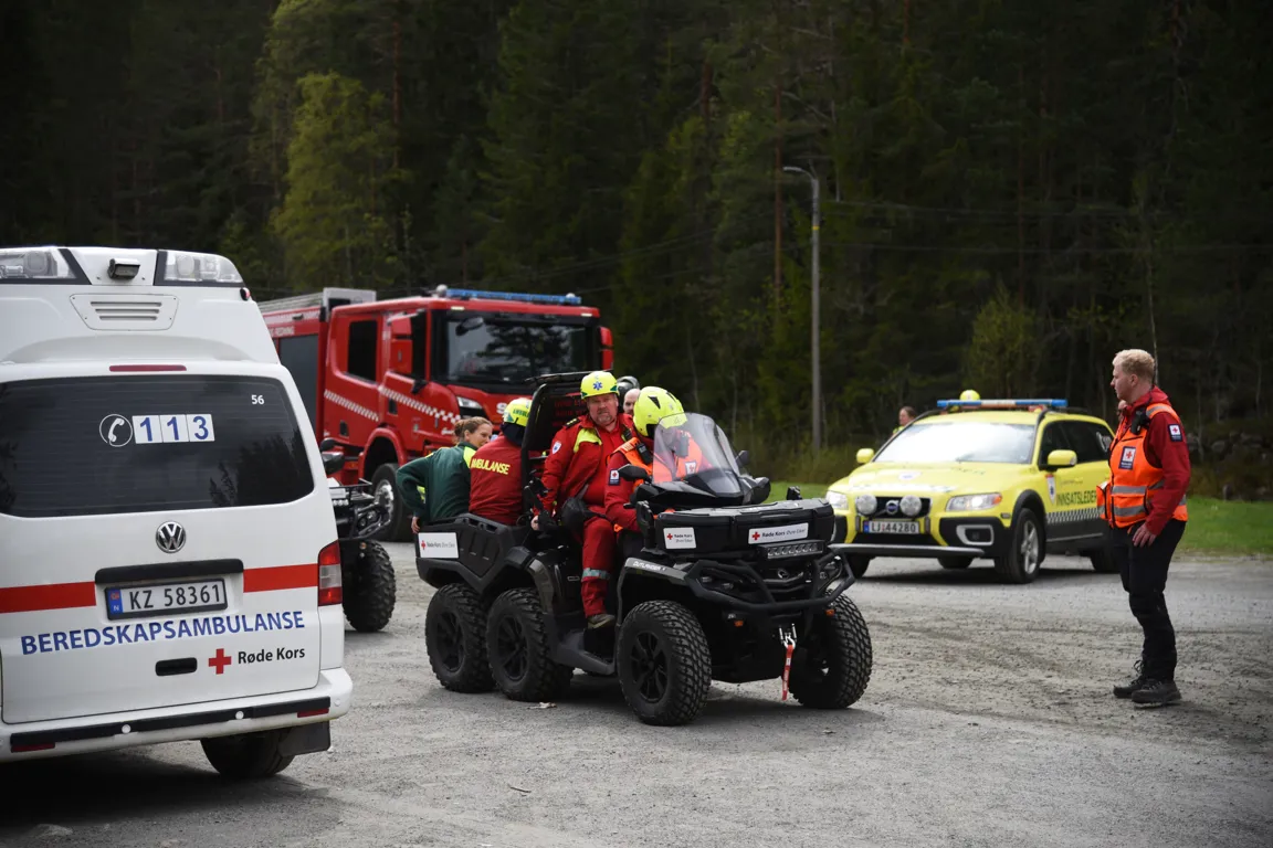 En gruppe mennesker på en racerbilsbil