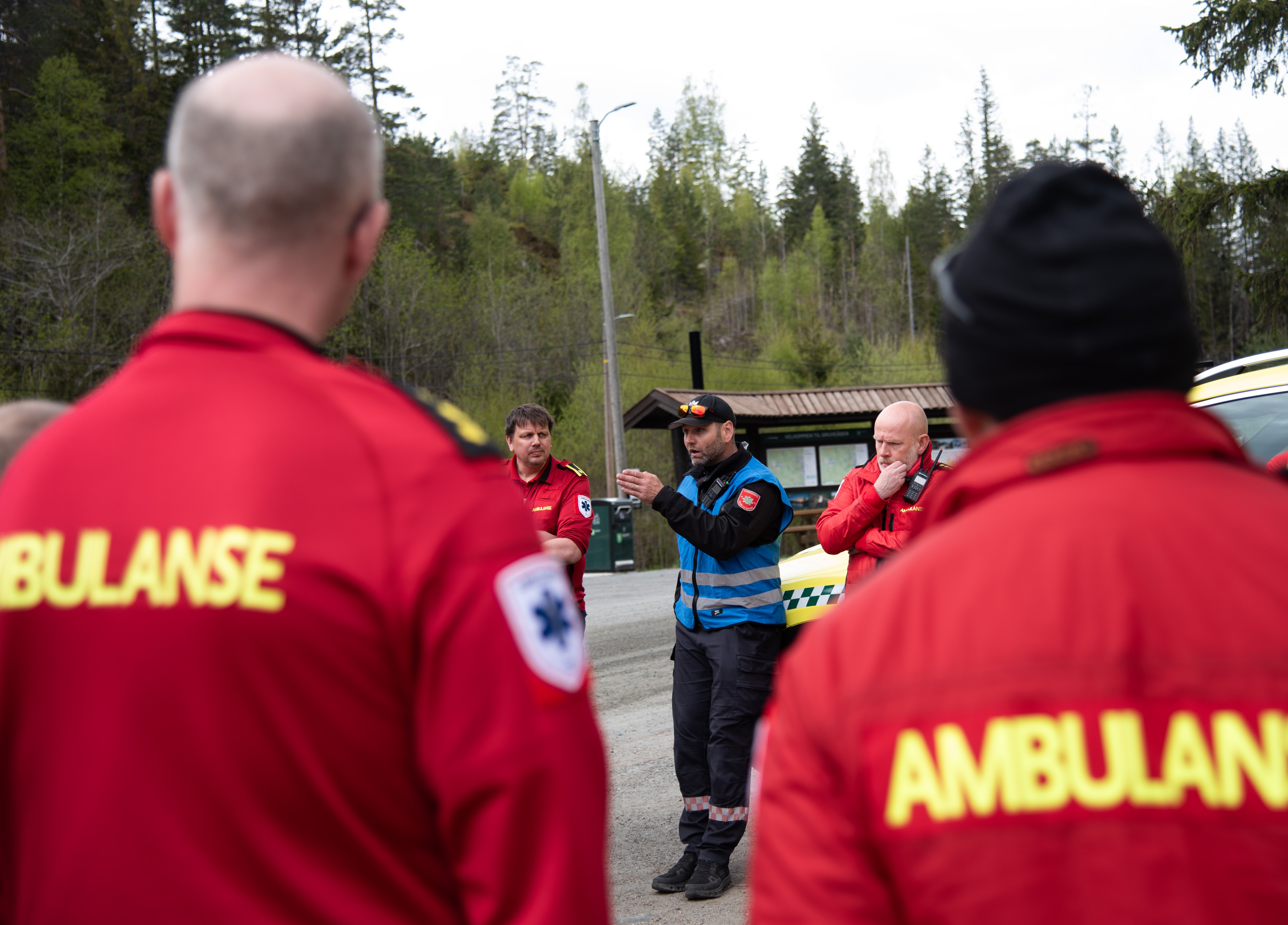 En gruppe mennesker som står utenfor