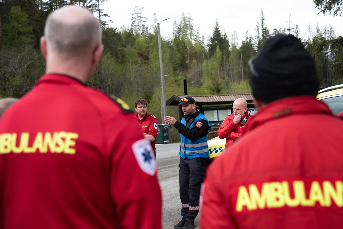 En gruppe mennesker som står utenfor