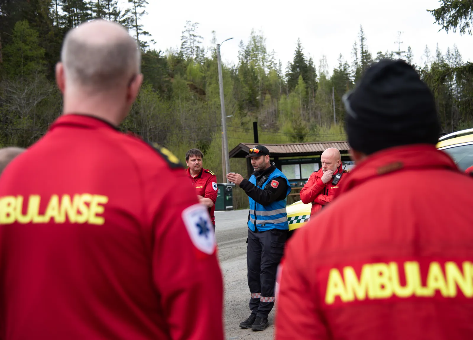 En gruppe mennesker som står utenfor