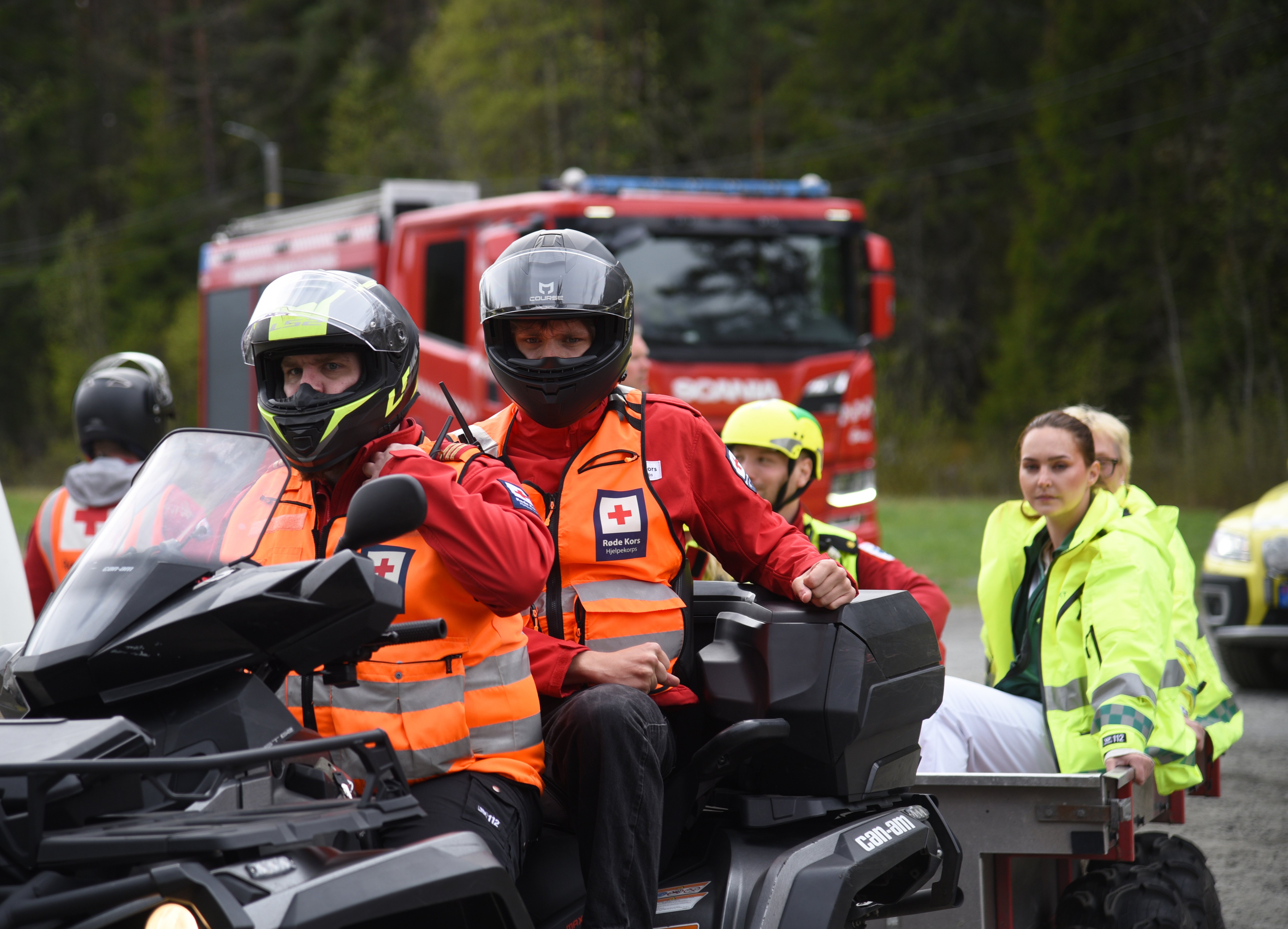 En gruppe mennesker kjører motorsykkel