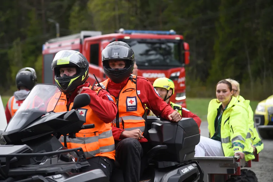 En gruppe mennesker kjører motorsykkel