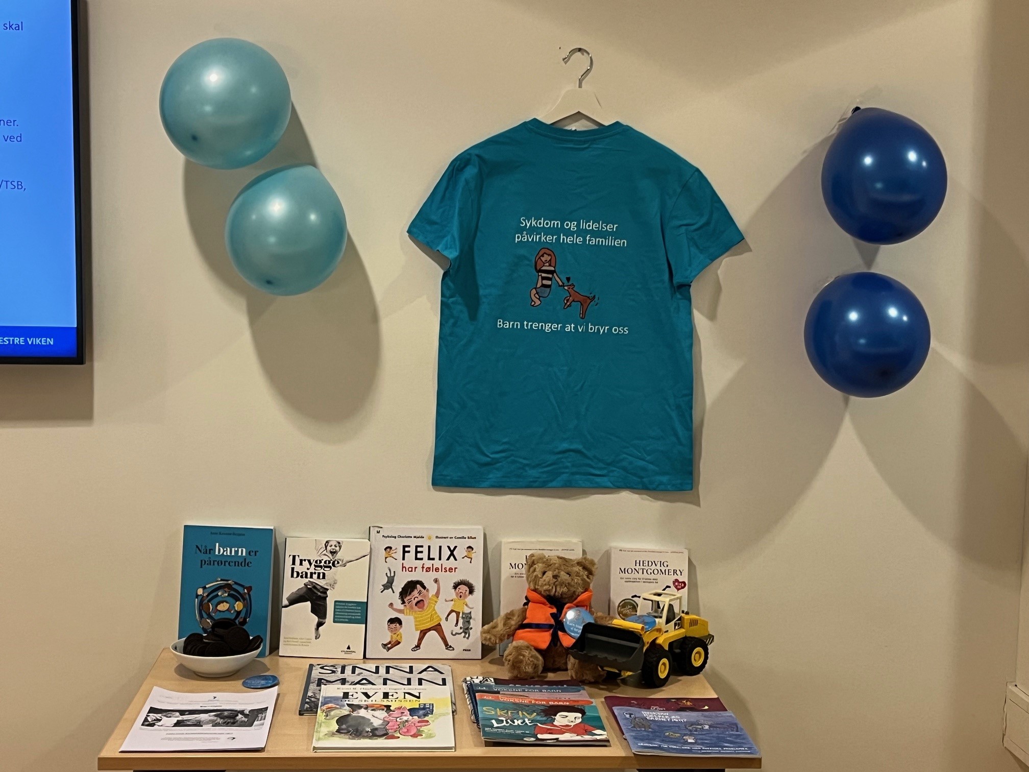 En gruppe ballonger og leker på et bord