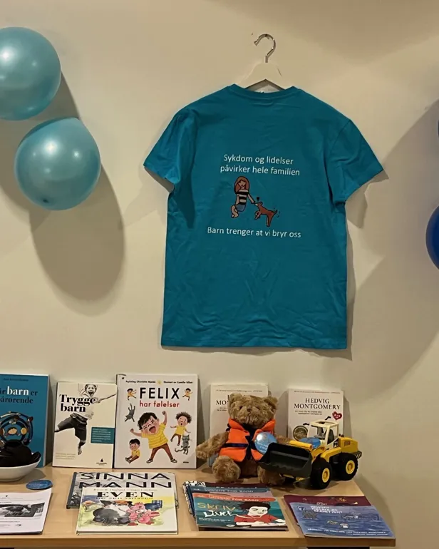 En gruppe ballonger og leker på et bord