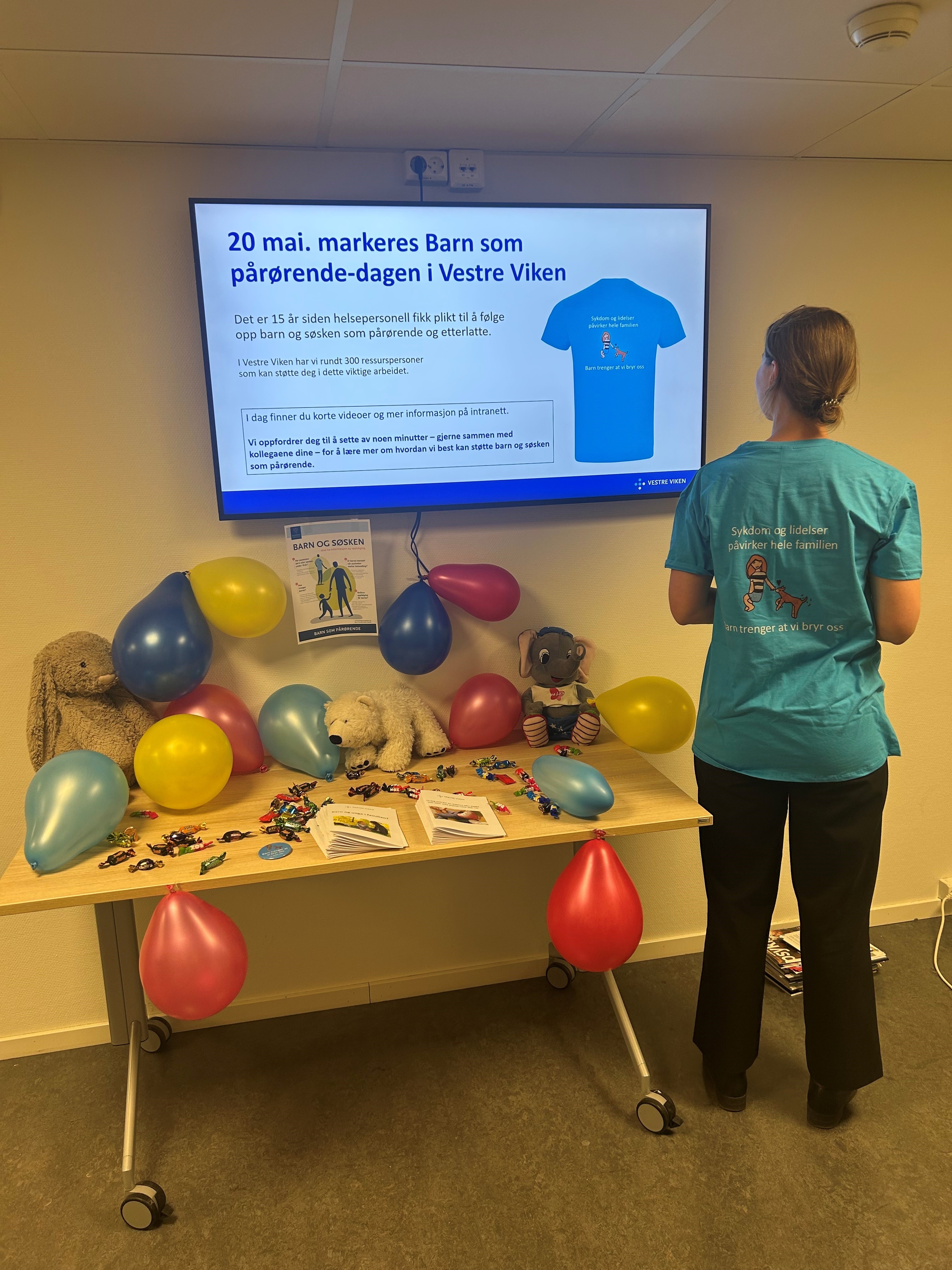 En person som står foran en utstilling av ballonger