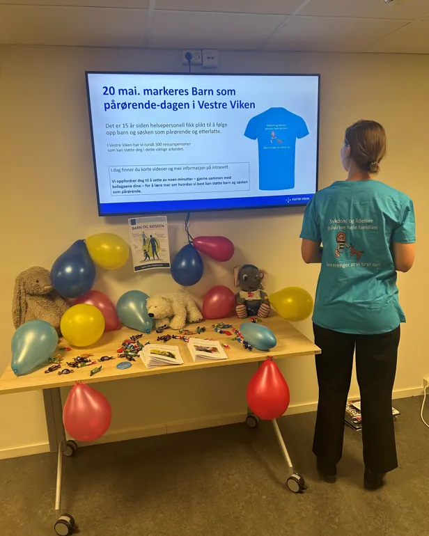 En person som står foran en utstilling av ballonger