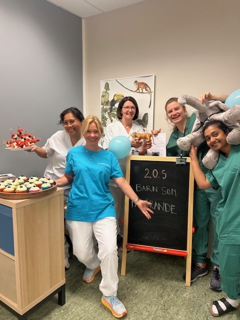 En gruppe mennesker som står rundt et skilt