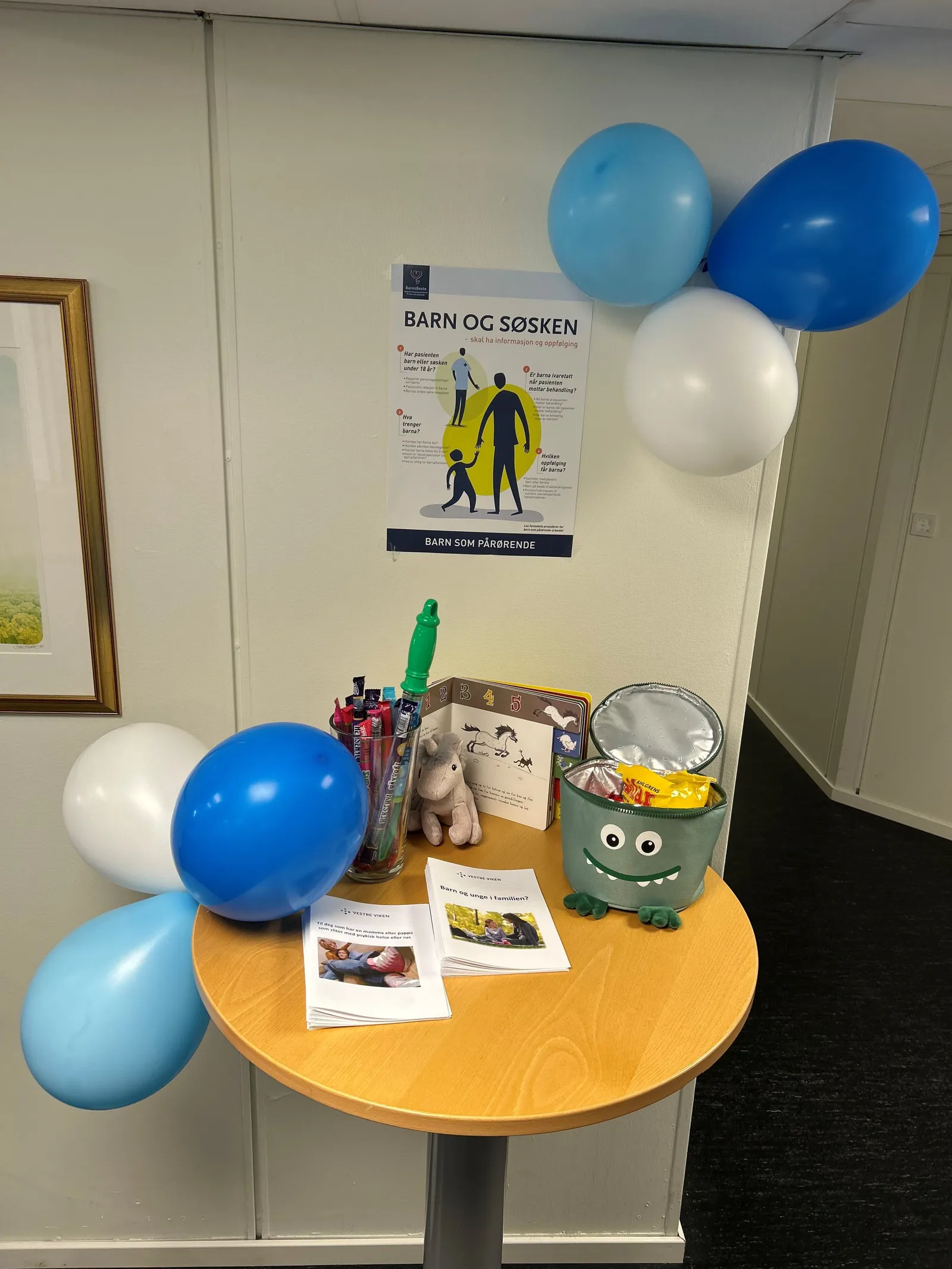 Ballonger og et bord