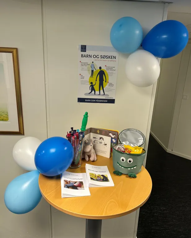 Ballonger og et bord