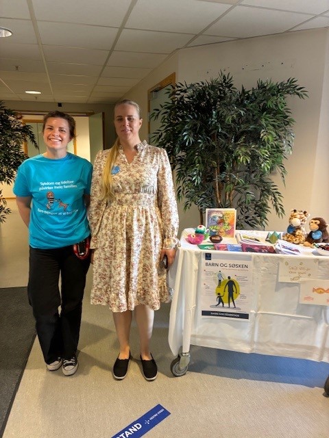 En mann og en kvinne som står ved siden av et bord med leker