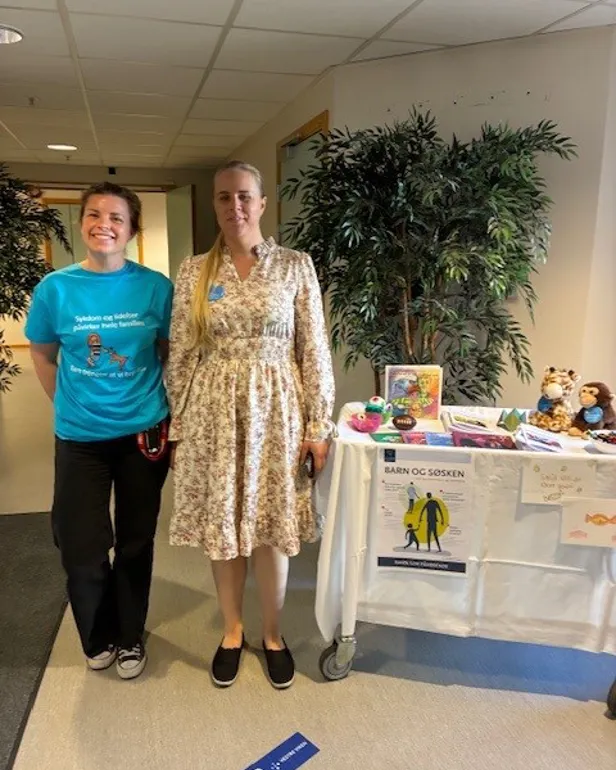 En mann og en kvinne som står ved siden av et bord med leker