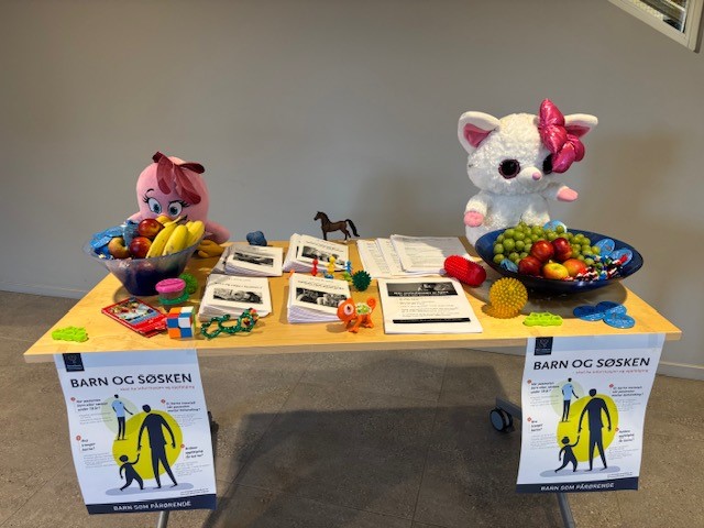 Et bord med mat og leker på