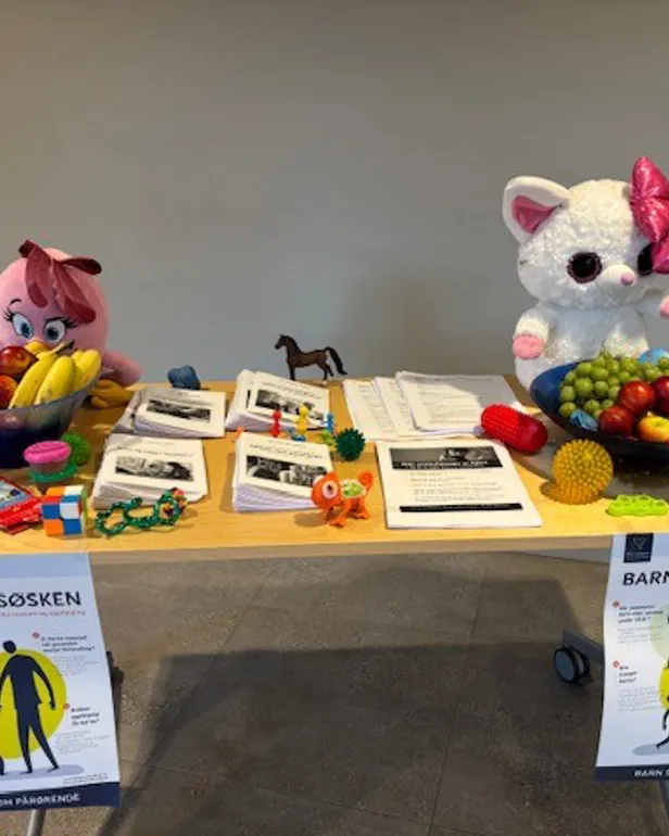 Et bord med mat og leker på
