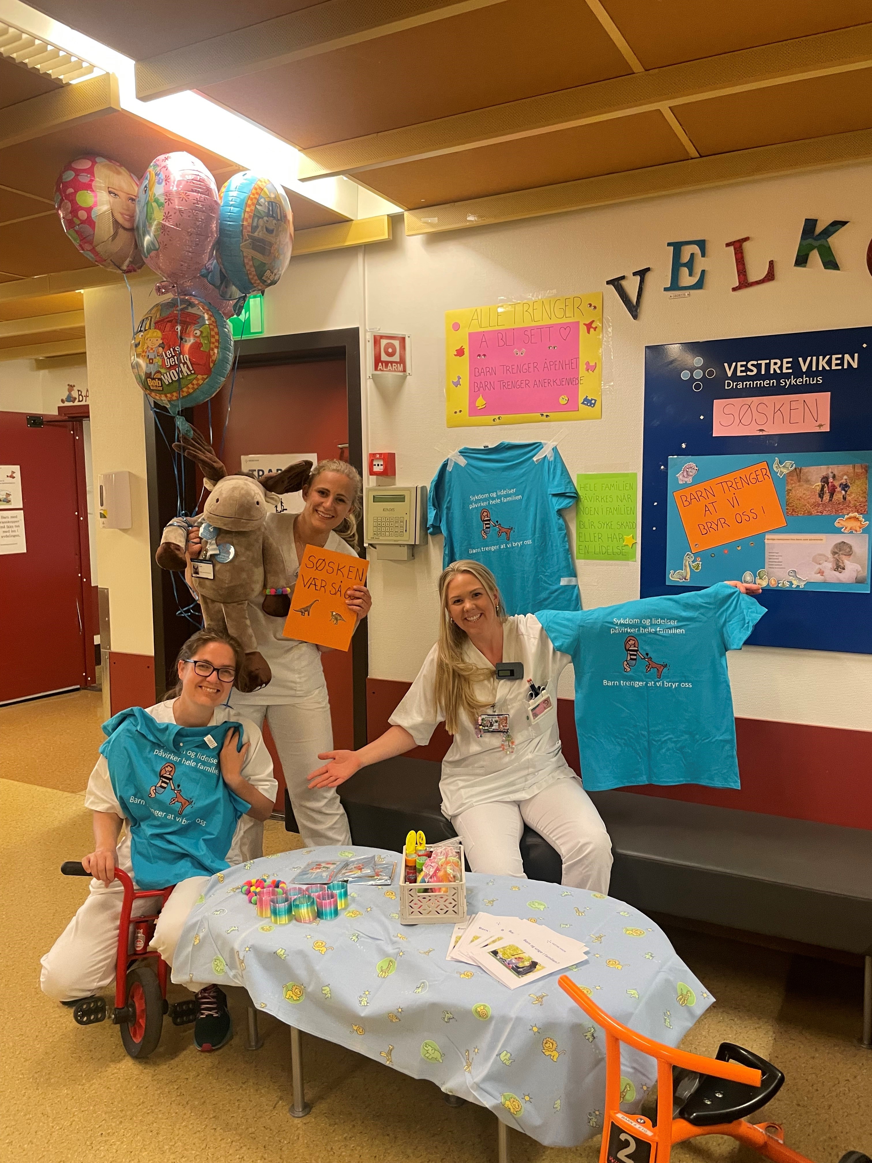 En gruppe mennesker som poserer for et bilde