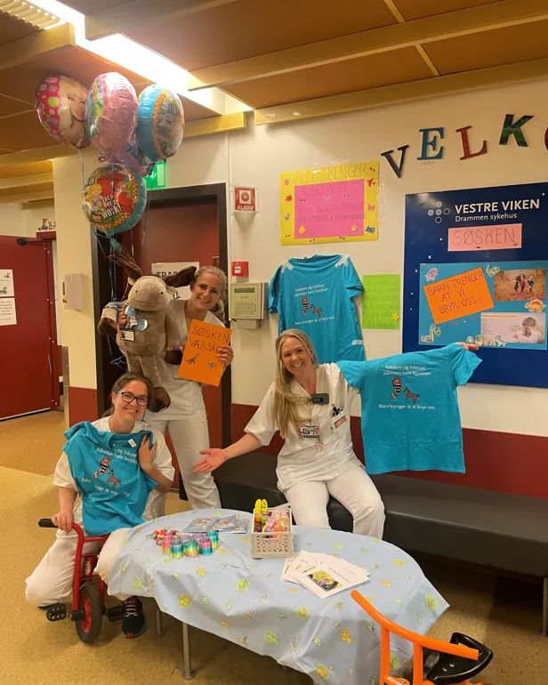 En gruppe mennesker som poserer for et bilde