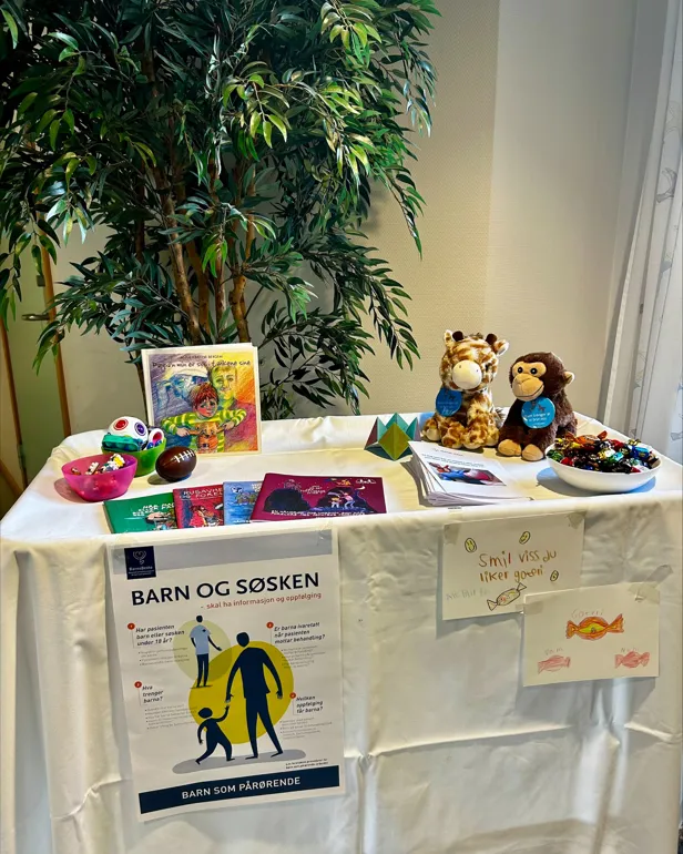 Et bord med et skilt og leker på