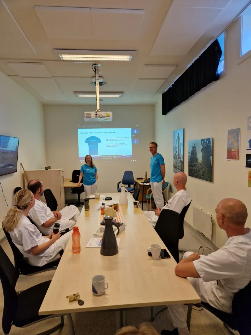 En gruppe personer i et møte