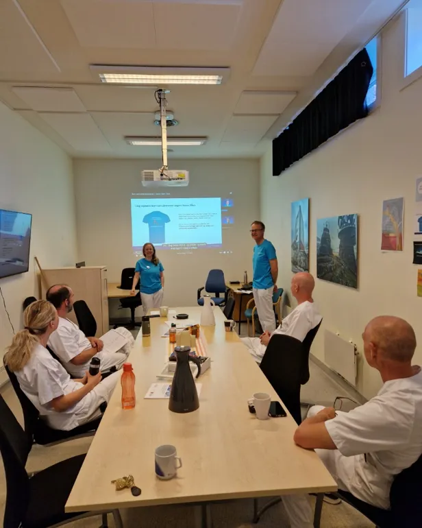 En gruppe personer i et møte