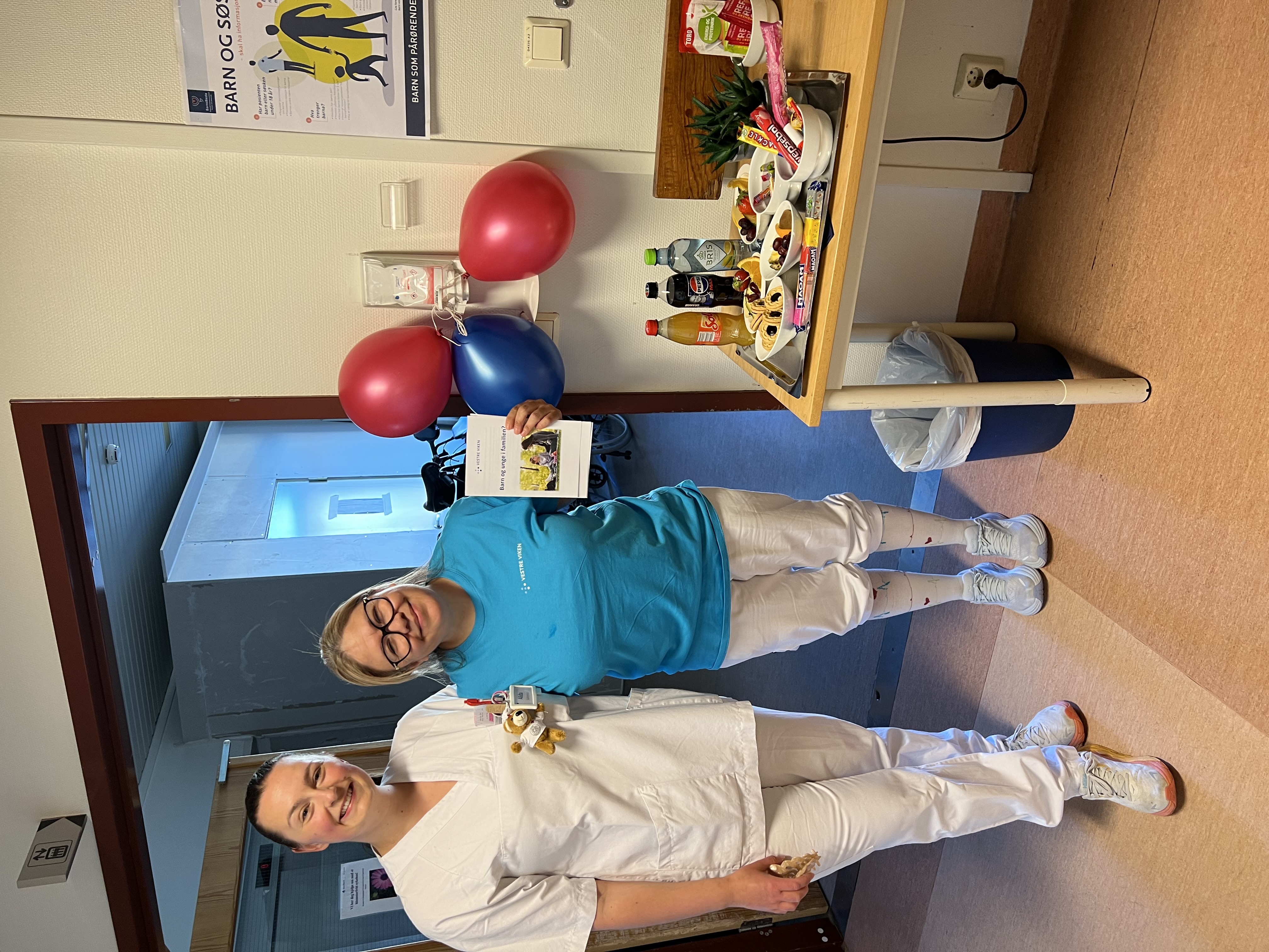 Et par kvinner som poserer for et bilde med ballonger