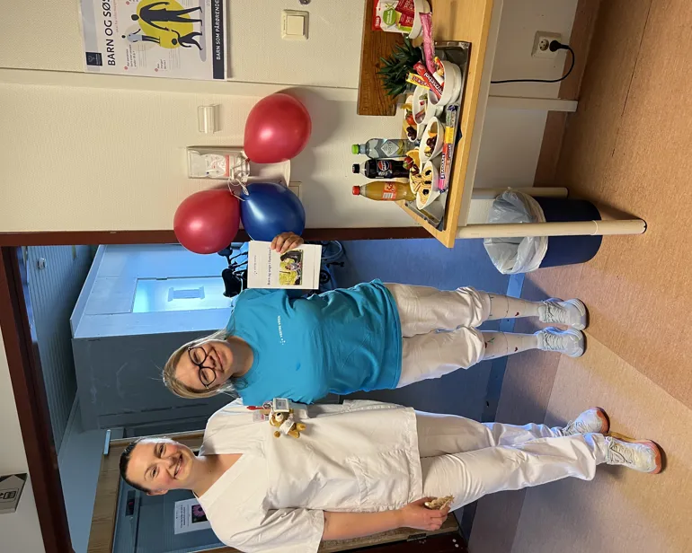 Et par kvinner som poserer for et bilde med ballonger