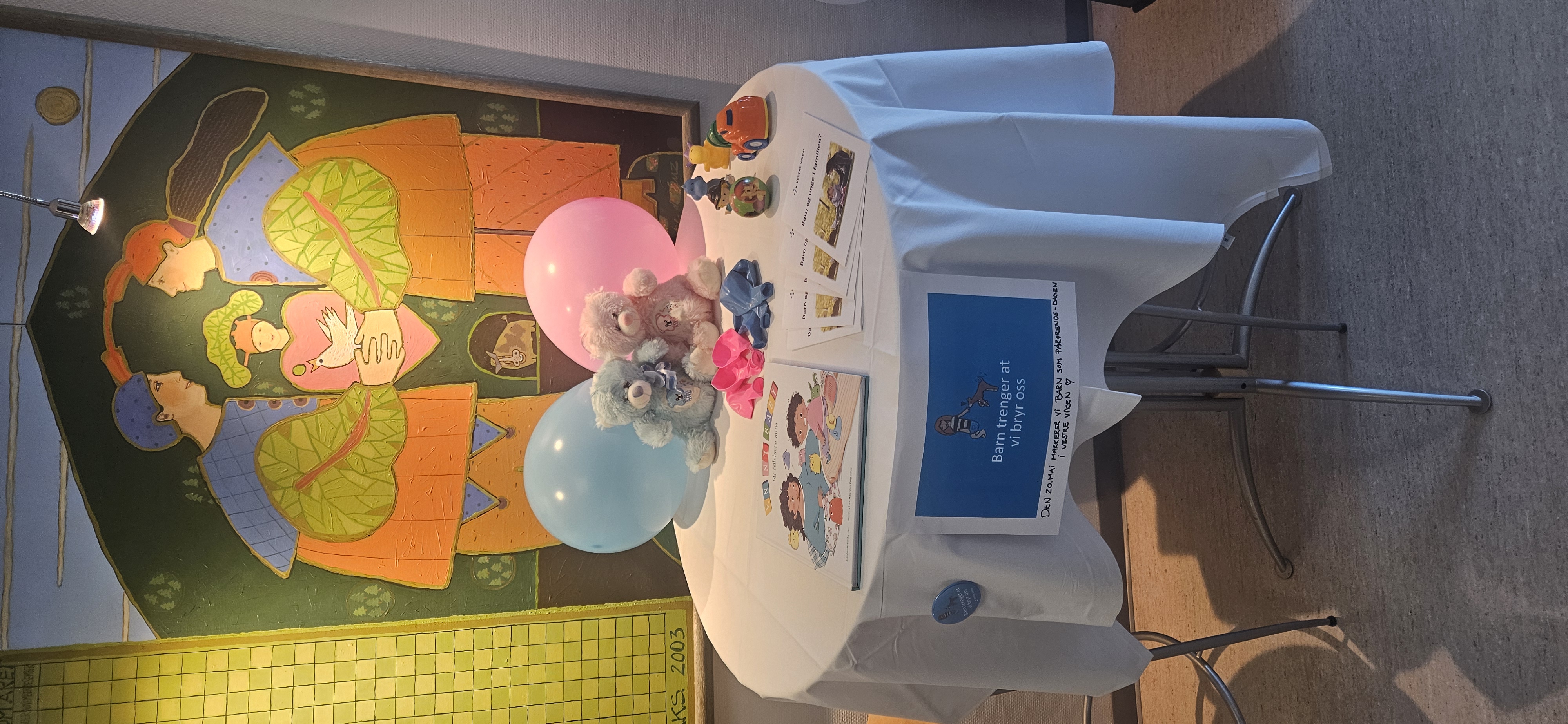 Et bord med en utstoppet bjørn og ballonger