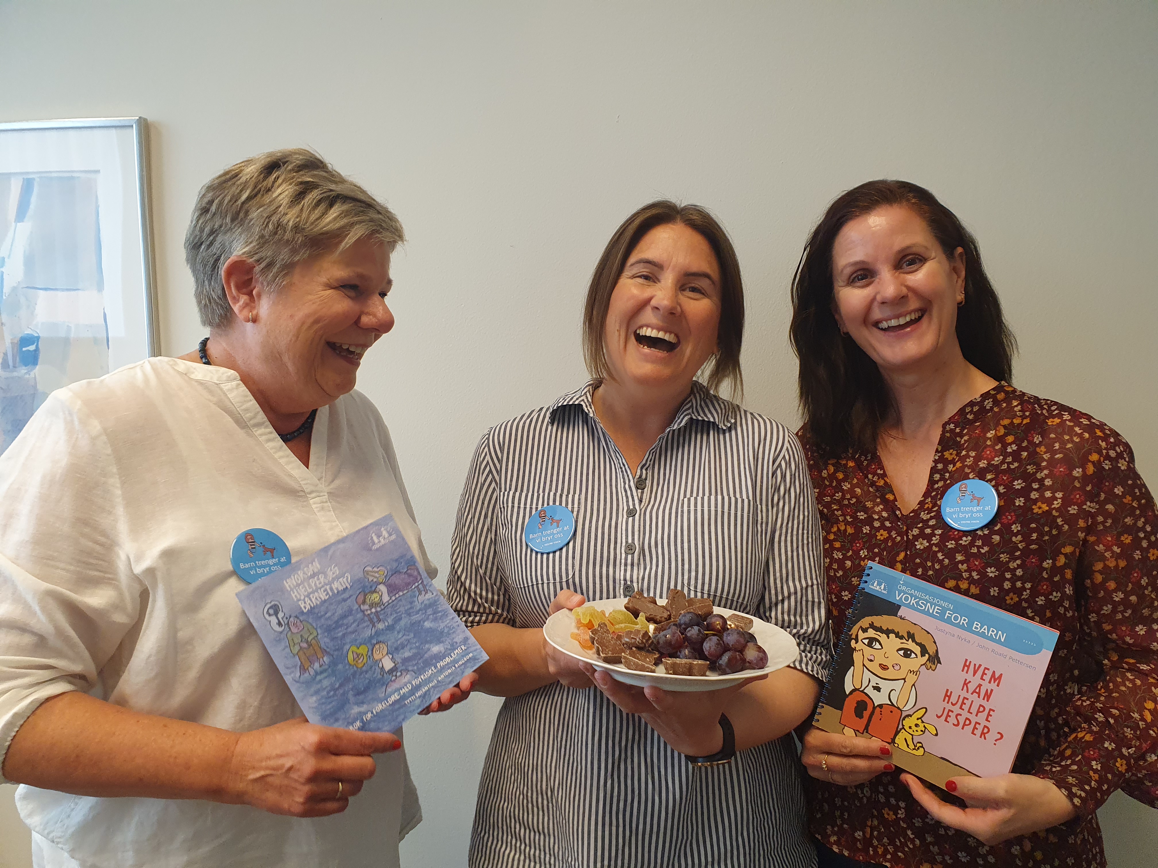 En gruppe mennesker som holder en tallerken med mat