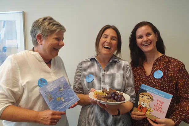 En gruppe mennesker som holder en tallerken med mat