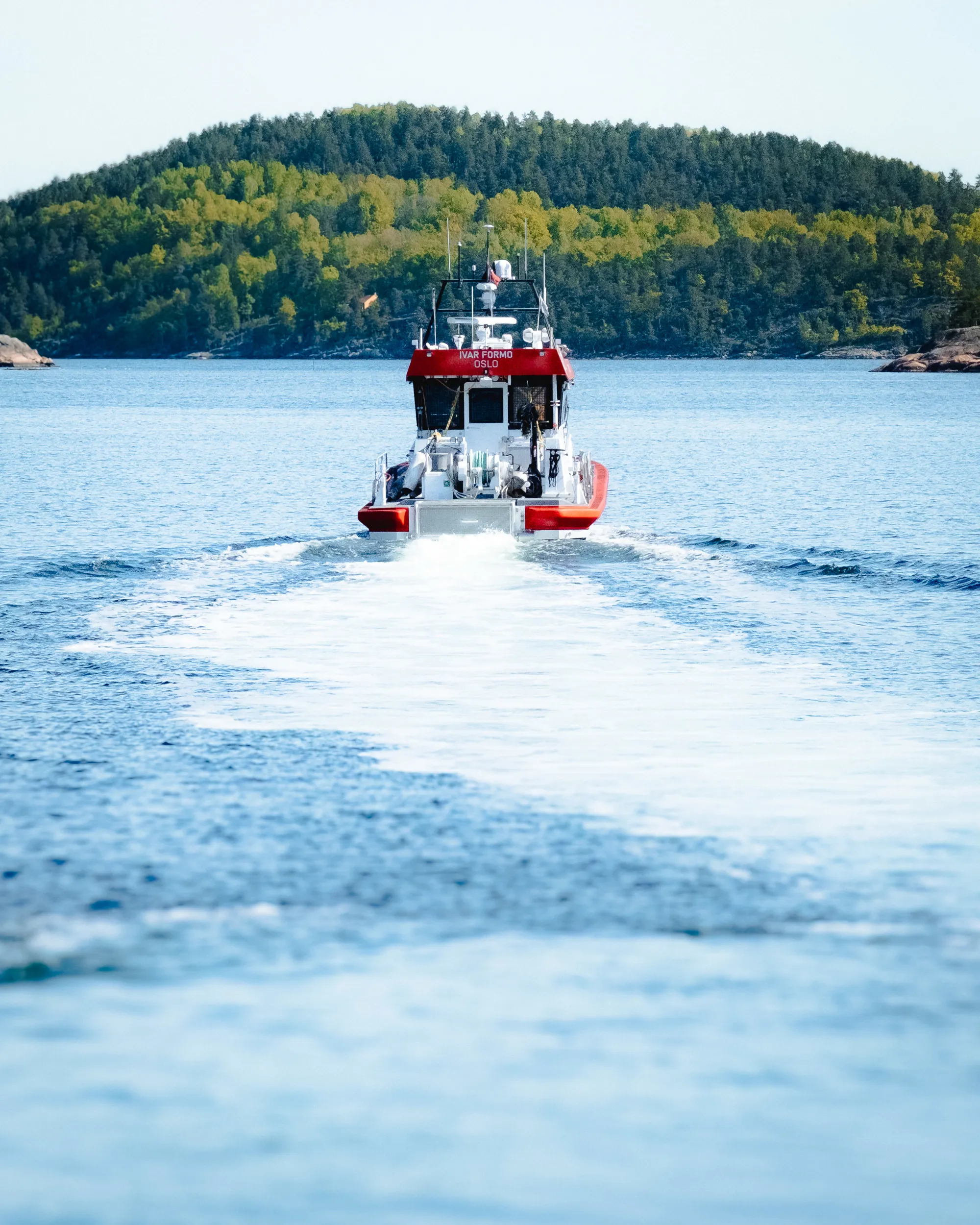 En båt som seiler på vannet