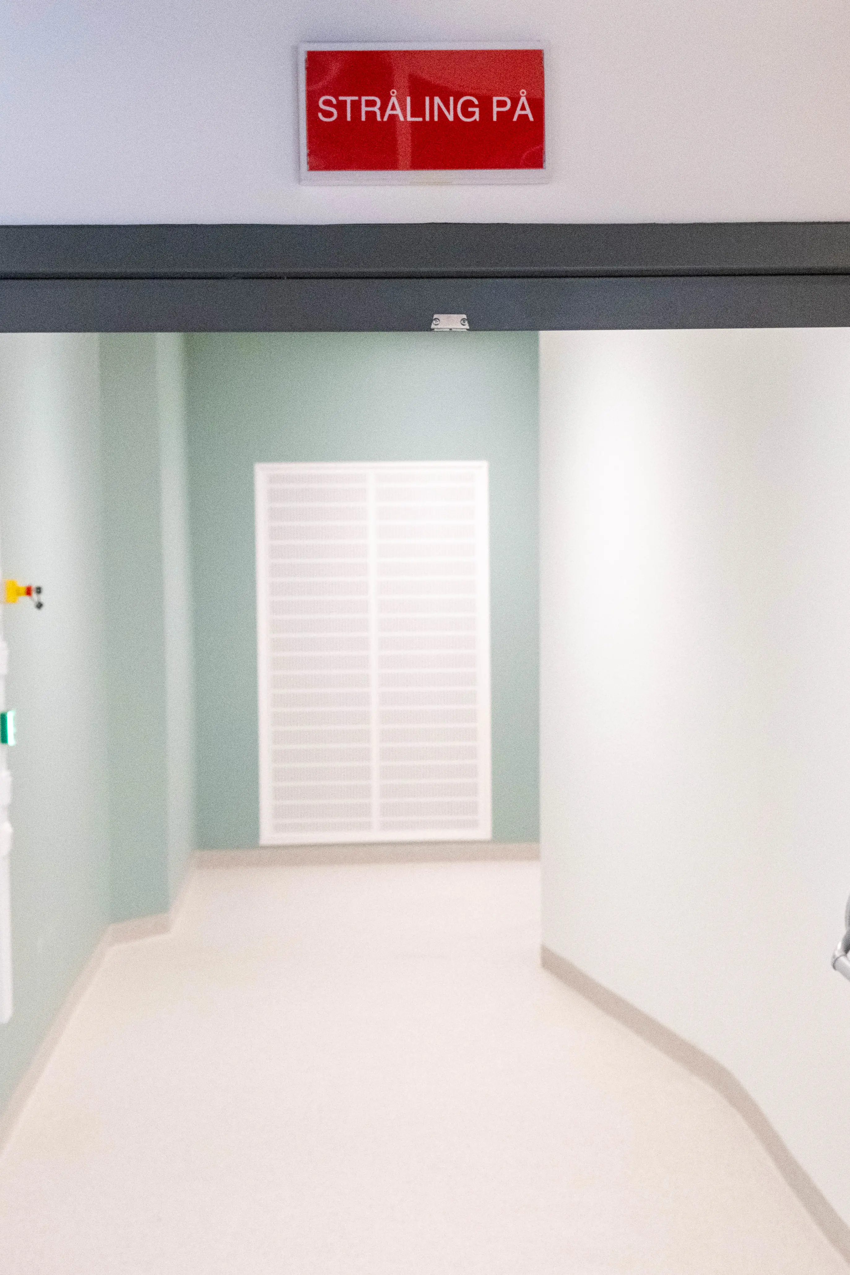 Et skilt på en vegg