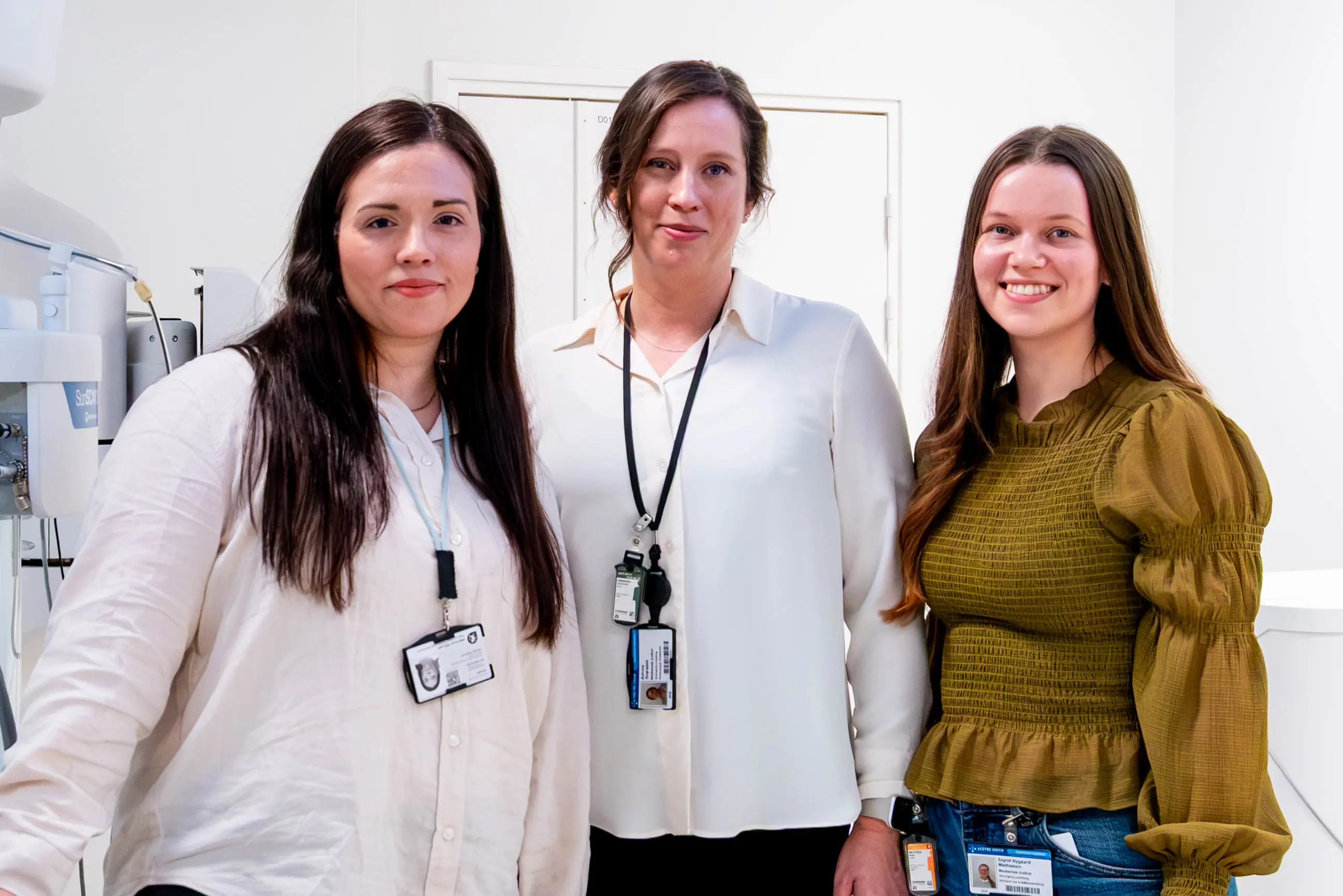 Noen få kvinner iført hvite frakker