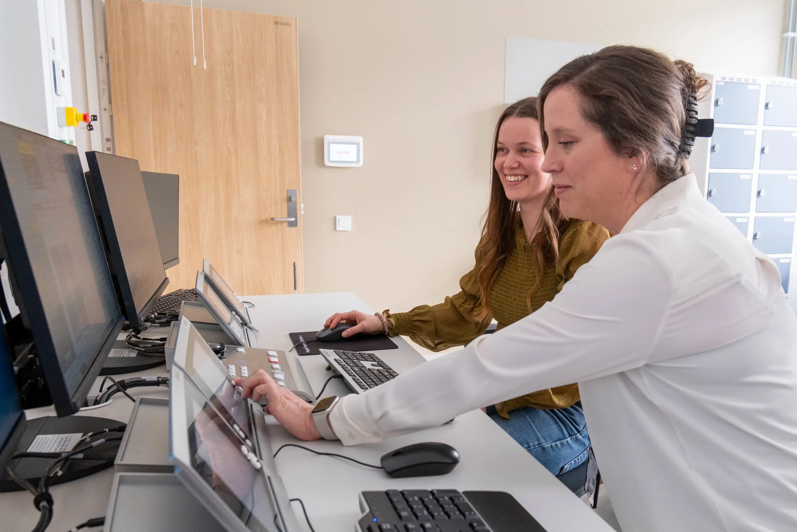 En mann som viser noe på datamaskinen