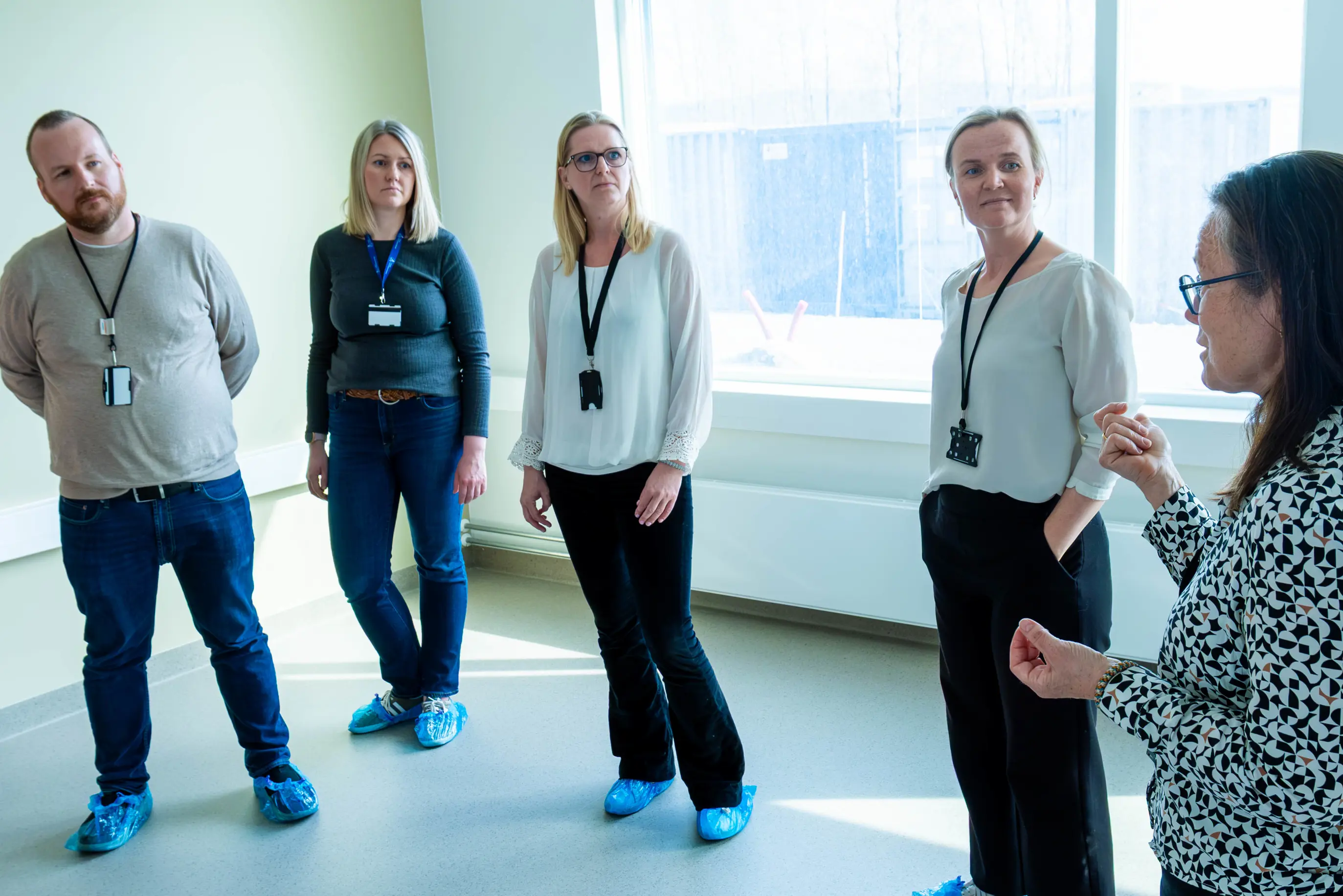 En gruppe mennesker som står i et rom