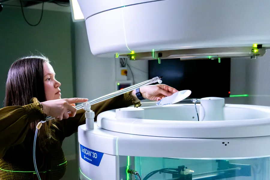 En person som bruker et verktøy for å klippe et stykke papir