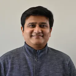 En mann som smiler til kameraet