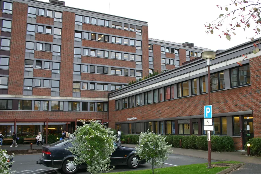 En bil parkert foran en bygning
