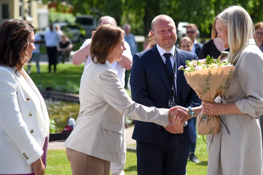 En mann og kvinne som holder hender