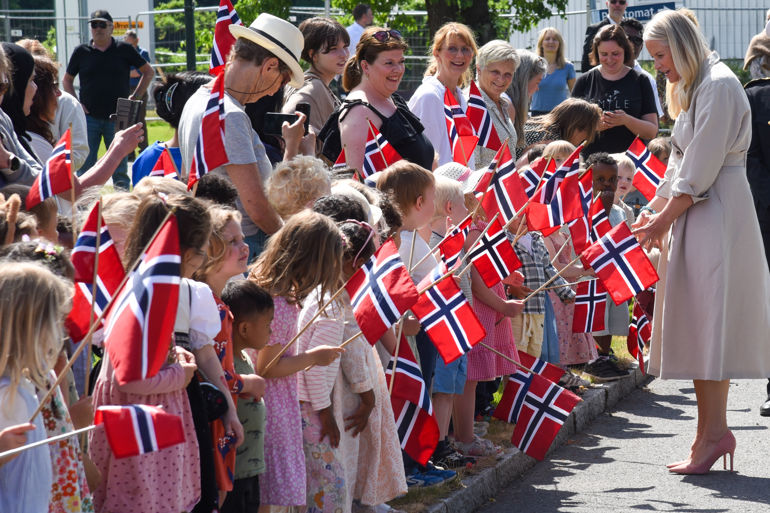 En gruppe mennesker som holder flagg