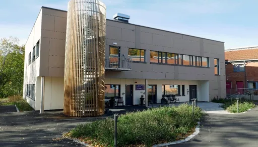 En bygning med stor glassfront