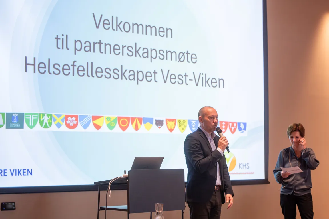 En person som snakker inn i en mikrofon