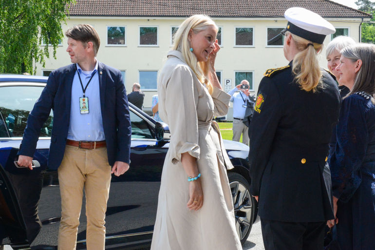 En gruppe mennesker som går