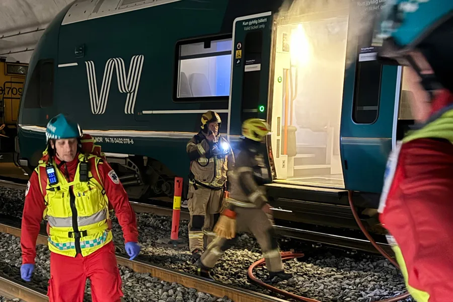 En gruppe arbeidere som jobber på et tog