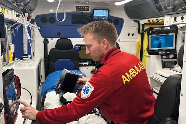 En mann i rød jakke