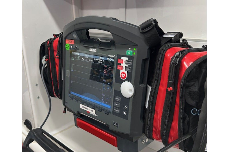 En svart og rød elektronisk enhet